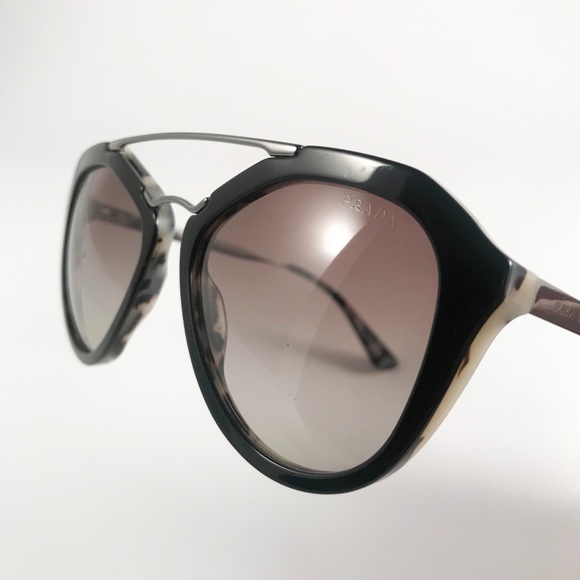 Prada Sunglasses with small scratch - Picture 7 of 8